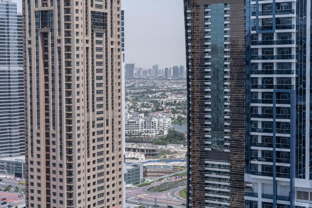 Gallery image of Eye-captivating studio sleeps 2 in JLT in Dubai