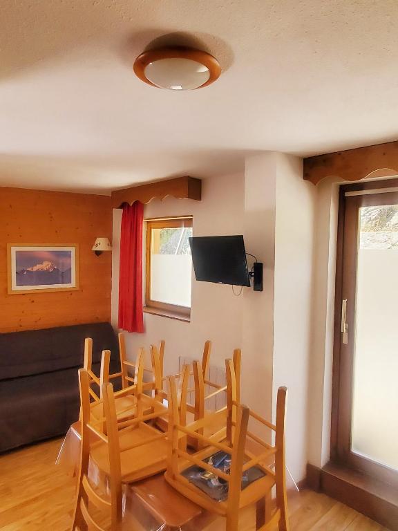 TV a/nebo společenská místnost v ubytování Le cocon de Néo Chamrousse 1700