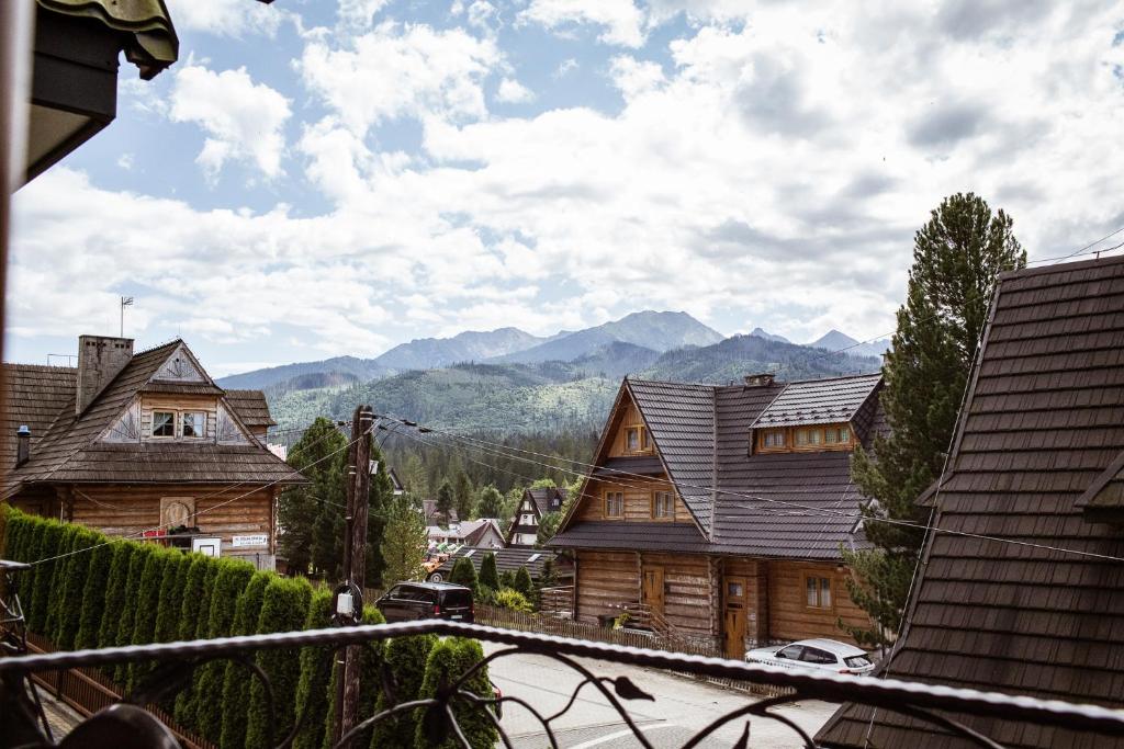 Blick auf ein Dorf mit Bergen im Hintergrund in der Unterkunft Willa Dziubas II in Zakopane