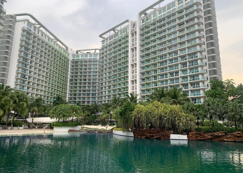 Budget Suite Paranaque في مانيلا: مبنيان طويلان و أمامهما نهر