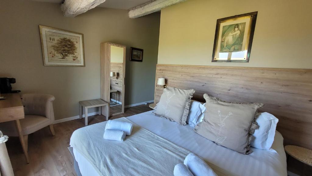 Postel nebo postele na pokoji v ubytování Château le Bouïs
