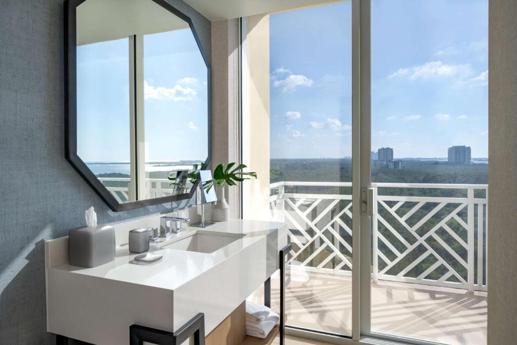 Hyatt Regency Coconut Point Resort & Spa Near Naples - Corner King Room Met Uitzicht
