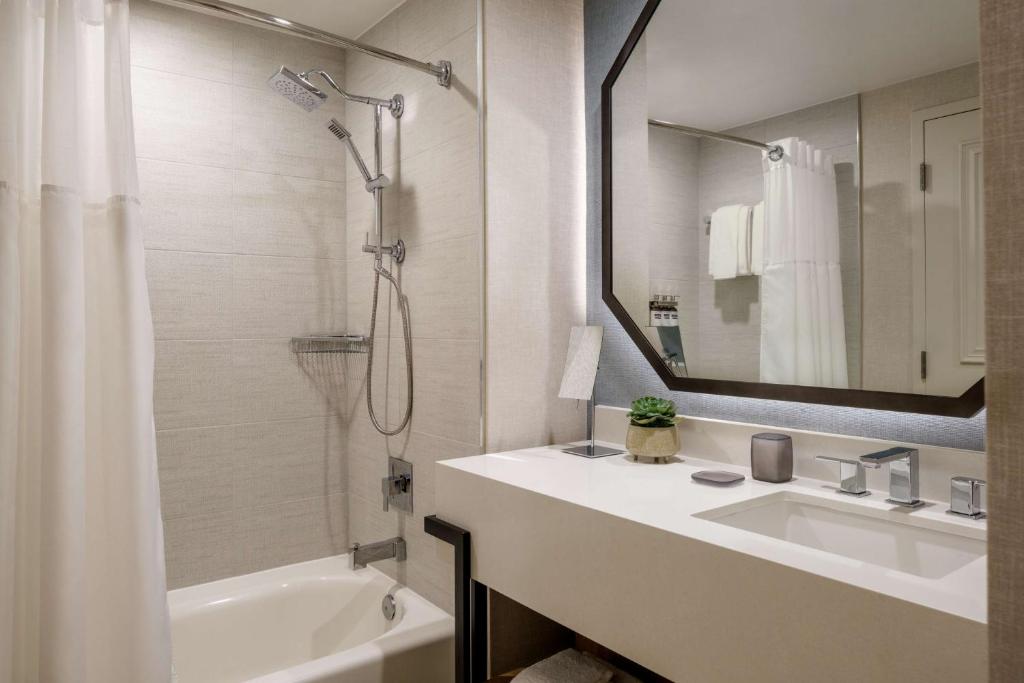 Hyatt Regency Coconut Point Resort & Spa Near Naples - Queen Room Met Twee Queensize Bedden, Balkon En Gedeeltelijke Baai Uitzicht