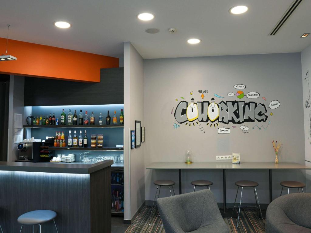 Lounge nebo bar v ubytování ibis Styles Caen centre gare