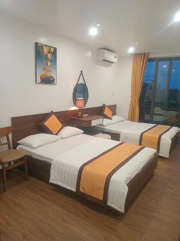 Postel nebo postele na pokoji v ubytování Quang Minh Hotel