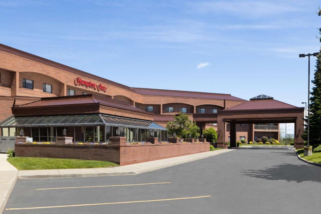 スポケーンにあるHampton Inn Spokane Airportの通りにある建物の店先