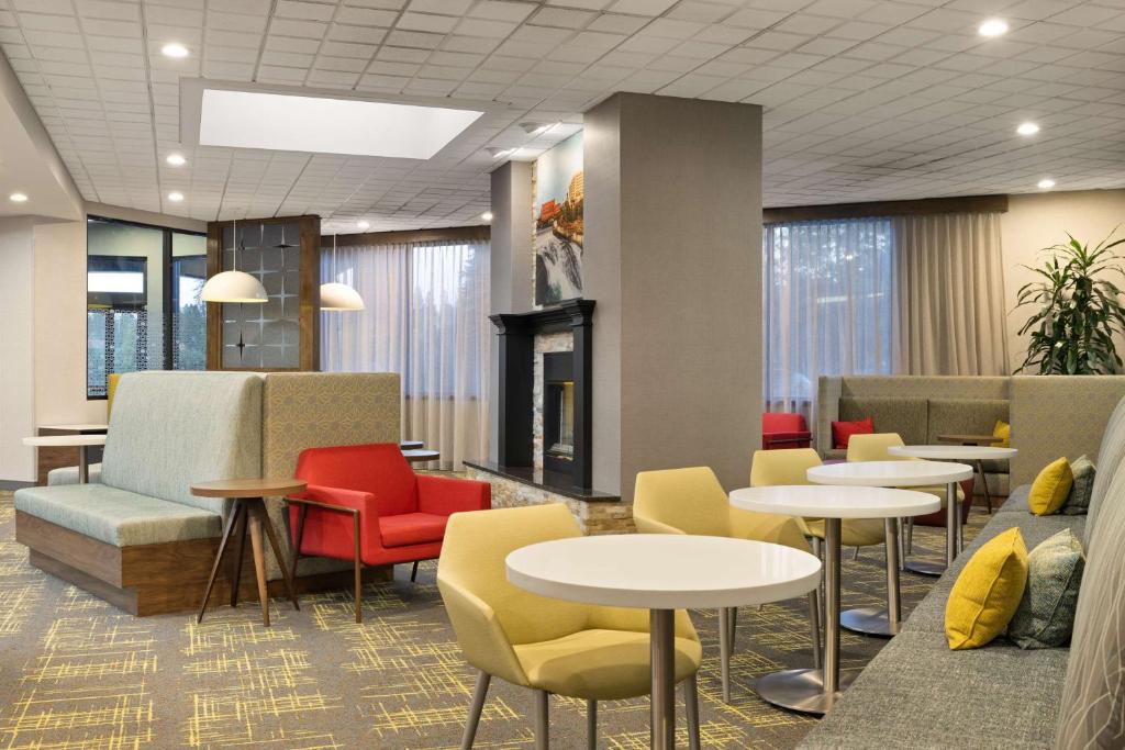 Posezení v ubytování Hampton Inn Spokane Airport