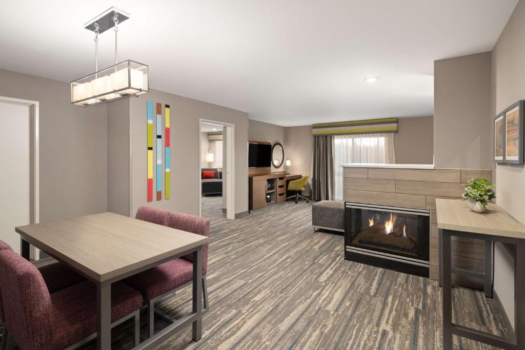 Kuchyň nebo kuchyňský kout v ubytování Hampton Inn Spokane Airport