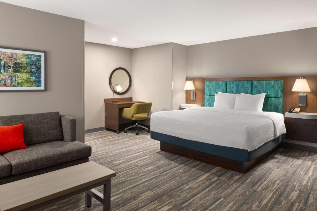 Postel nebo postele na pokoji v ubytování Hampton Inn Spokane Airport