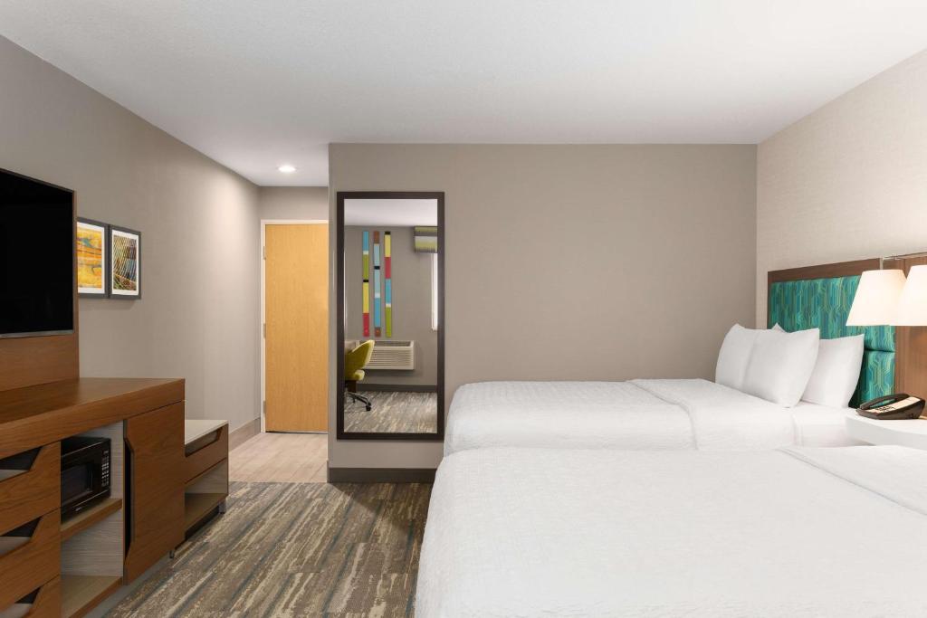Postel nebo postele na pokoji v ubytování Hampton Inn Spokane Airport