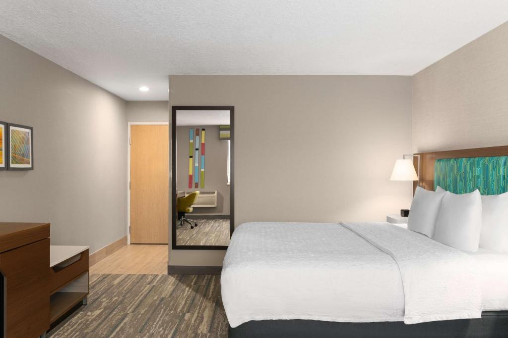 Postel nebo postele na pokoji v ubytování Hampton Inn Spokane Airport
