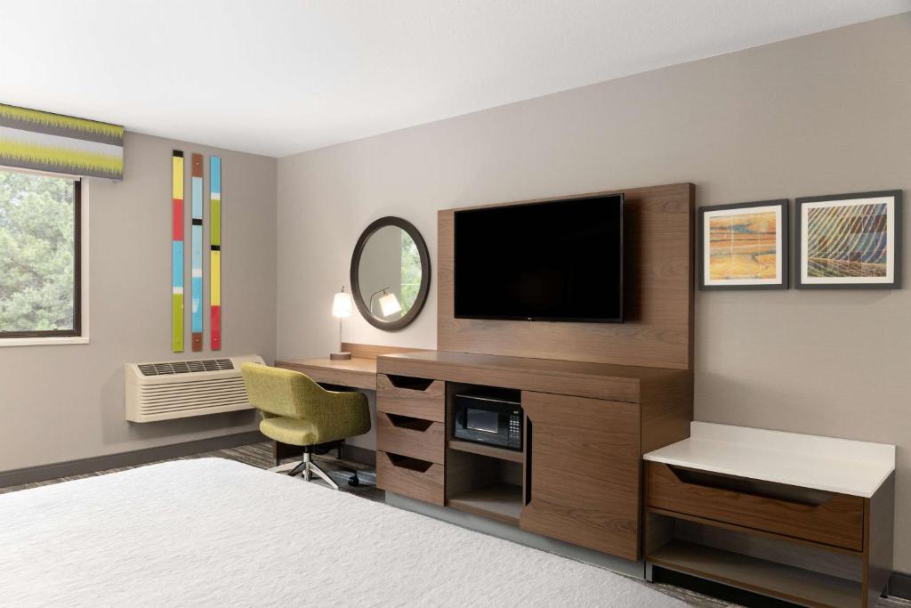 TV a/nebo společenská místnost v ubytování Hampton Inn Spokane Airport