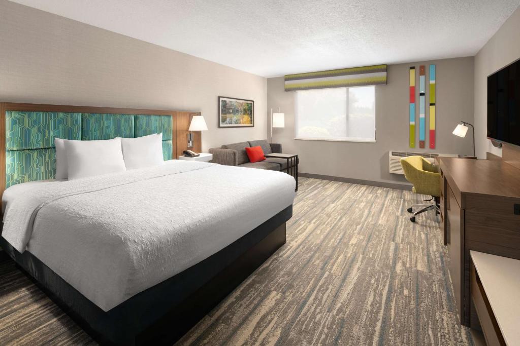 Postel nebo postele na pokoji v ubytování Hampton Inn Spokane Airport