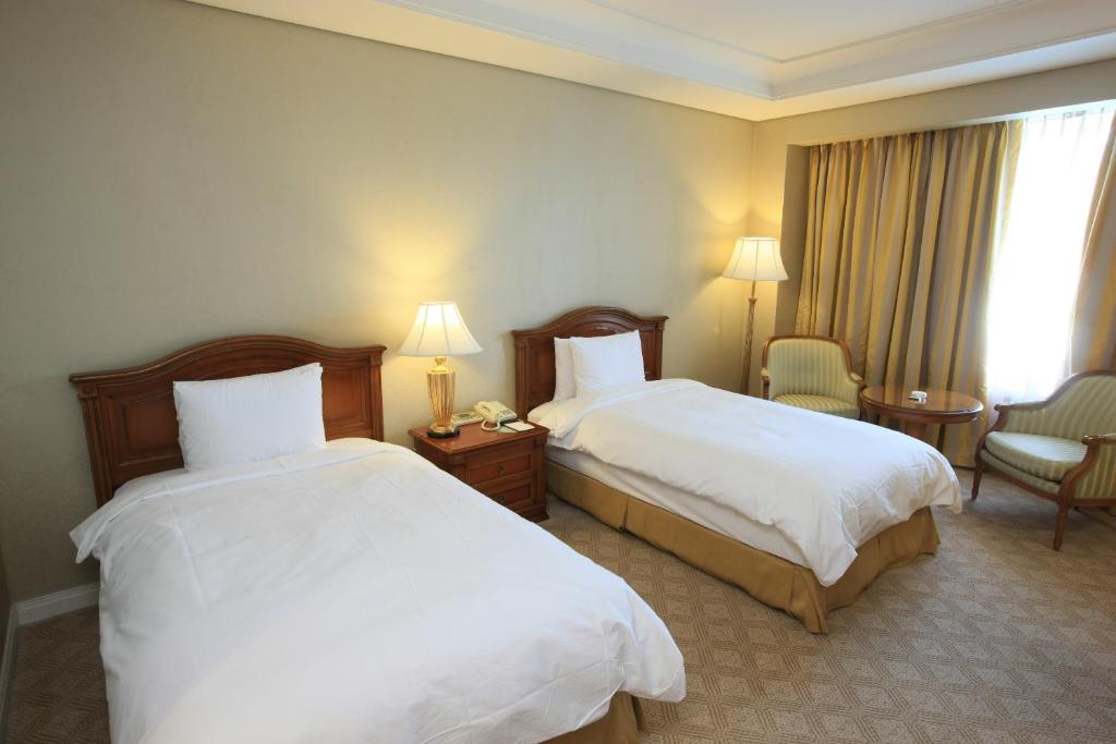 Postel nebo postele na pokoji v ubytování High1 Grand Hotel Main Tower