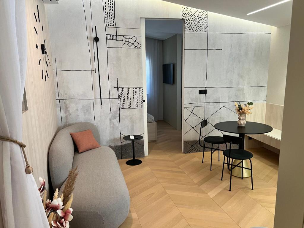 una sala de estar con una mesa y una silla en Apartment Mirakul, en Šibenik