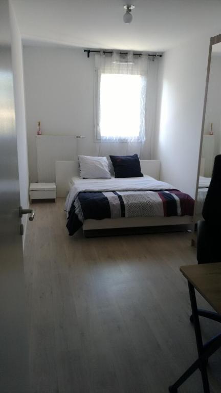 une chambre avec un lit avec une fenêtre dans l'établissement Superbe chambre dans maison neuve, propre et bien aérée, à La Verrière