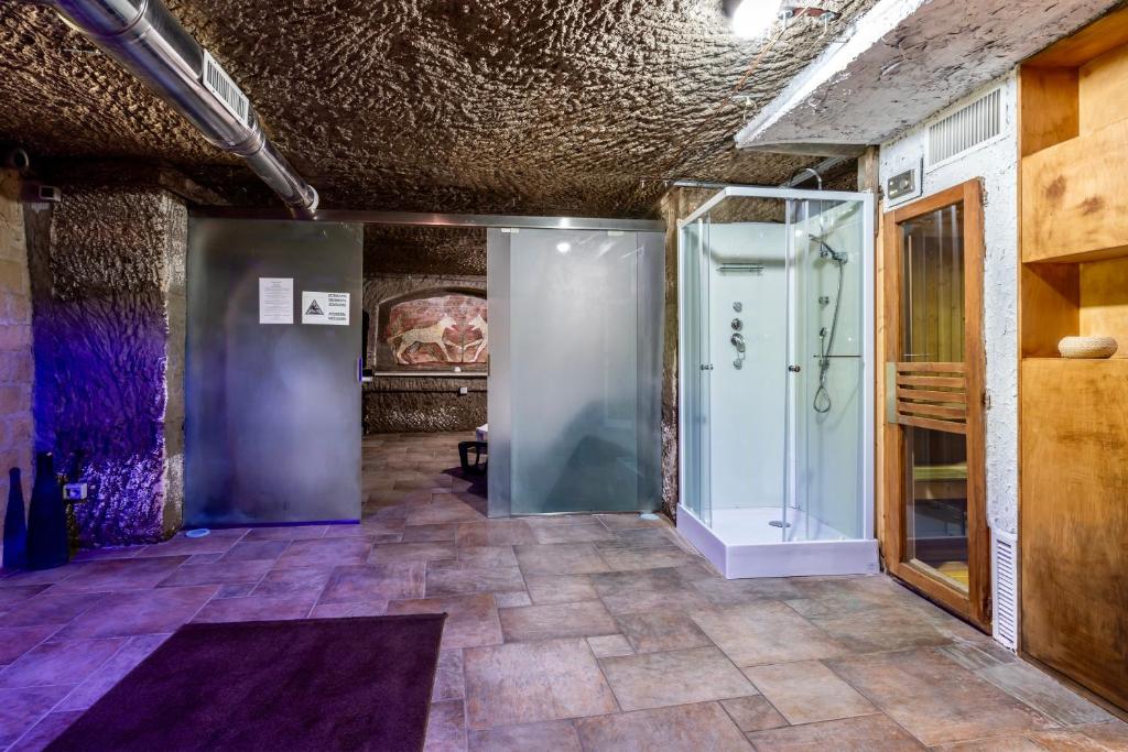 Koupelna v ubytování ISA - Residence with swimming pool in Sorano, apartments with air conditioning and private outdoor area