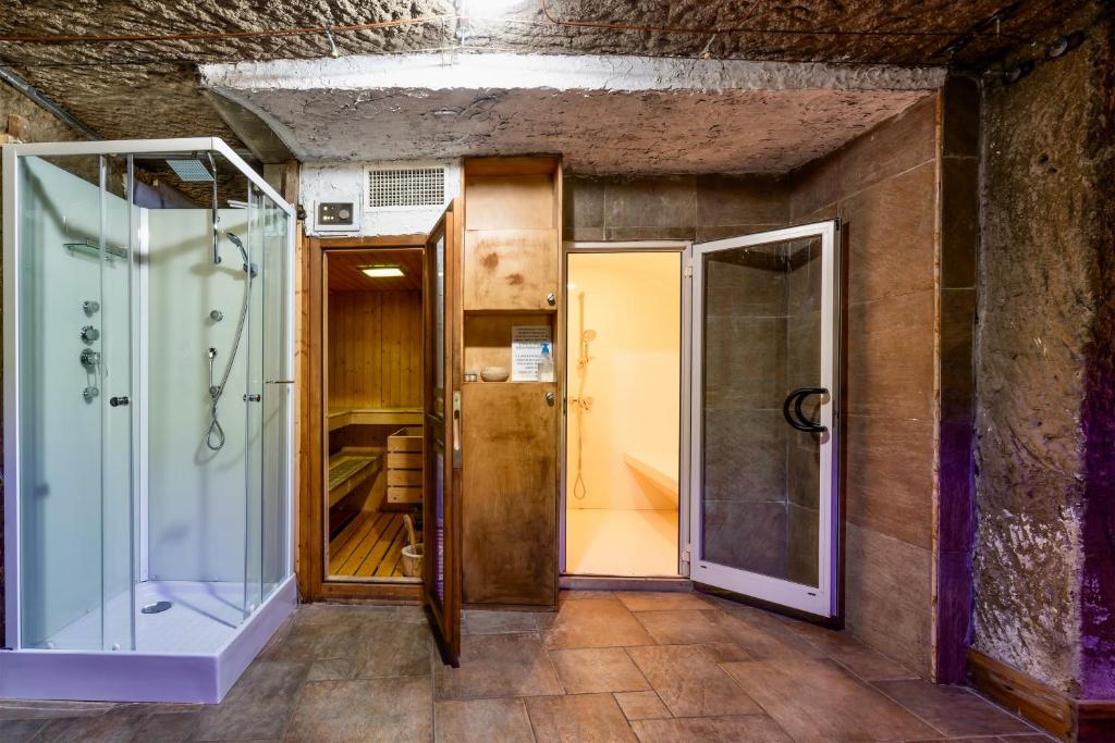 Koupelna v ubytování ISA - Residence with swimming pool in Sorano, apartments with air conditioning and private outdoor area