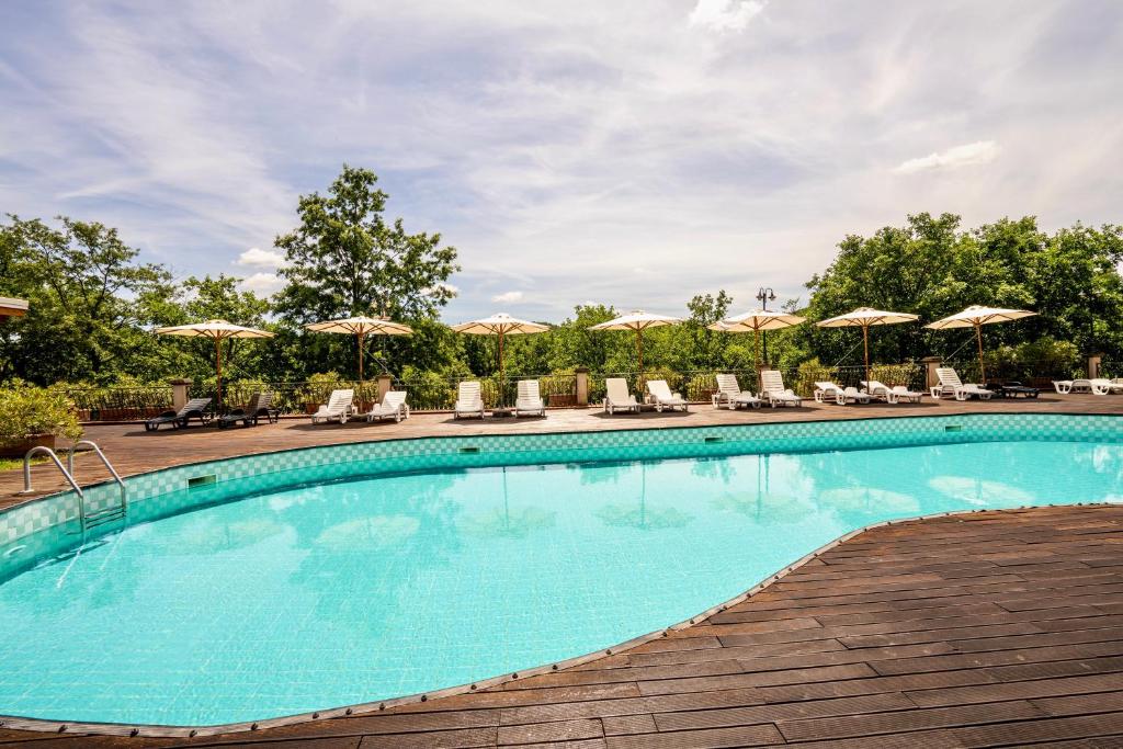 Bazén v ubytování ISA - Residence with swimming pool in Sorano, apartments with air conditioning and private outdoor area nebo v jeho okolí