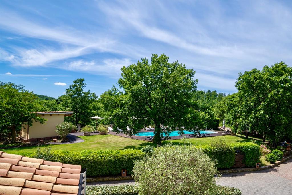 Bazén v ubytování ISA - Residence with swimming pool in Sorano, apartments with air conditioning and private outdoor area nebo v jeho okolí