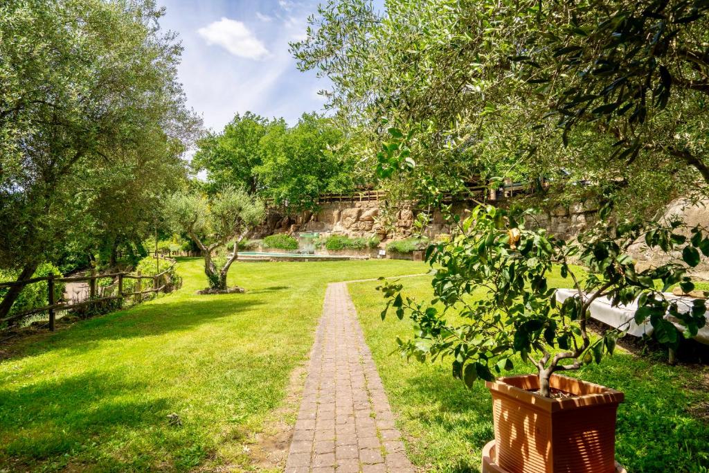 Zahrada ubytování ISA - Residence with swimming pool in Sorano, apartments with air conditioning and private outdoor area