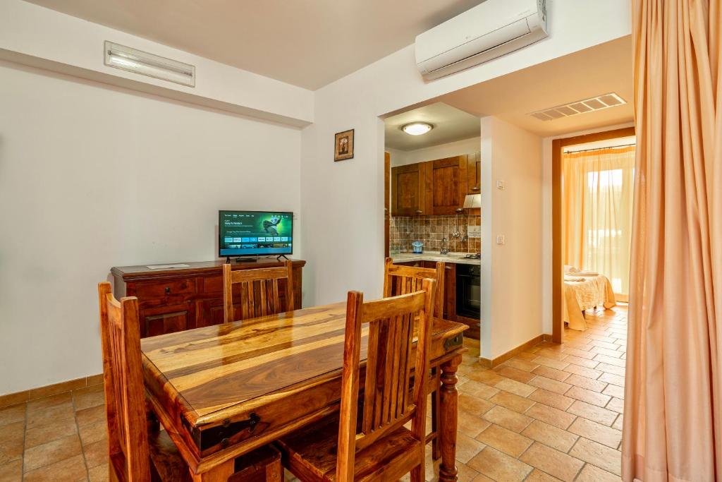 Kuchyň nebo kuchyňský kout v ubytování ISA - Residence with swimming pool in Sorano, apartments with air conditioning and private outdoor area