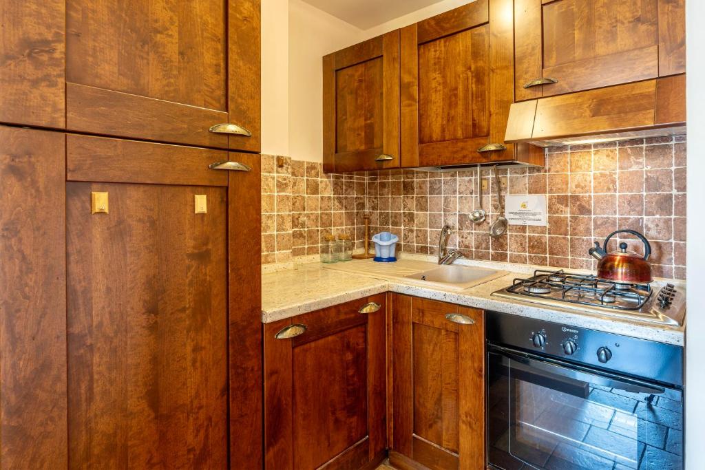 Kuchyň nebo kuchyňský kout v ubytování ISA - Residence with swimming pool in Sorano, apartments with air conditioning and private outdoor area