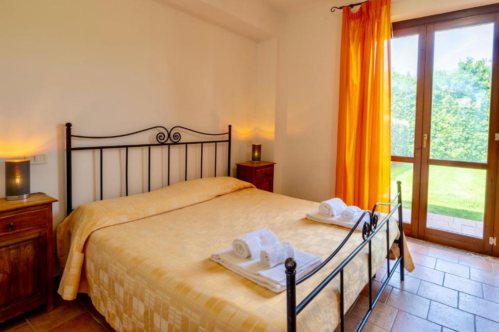 Postel nebo postele na pokoji v ubytování ISA - Residence with swimming pool in Sorano, apartments with air conditioning and private outdoor area