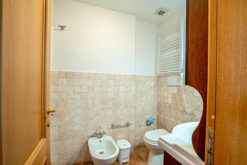Koupelna v ubytování ISA - Residence with swimming pool in Sorano, apartments with air conditioning and private outdoor area