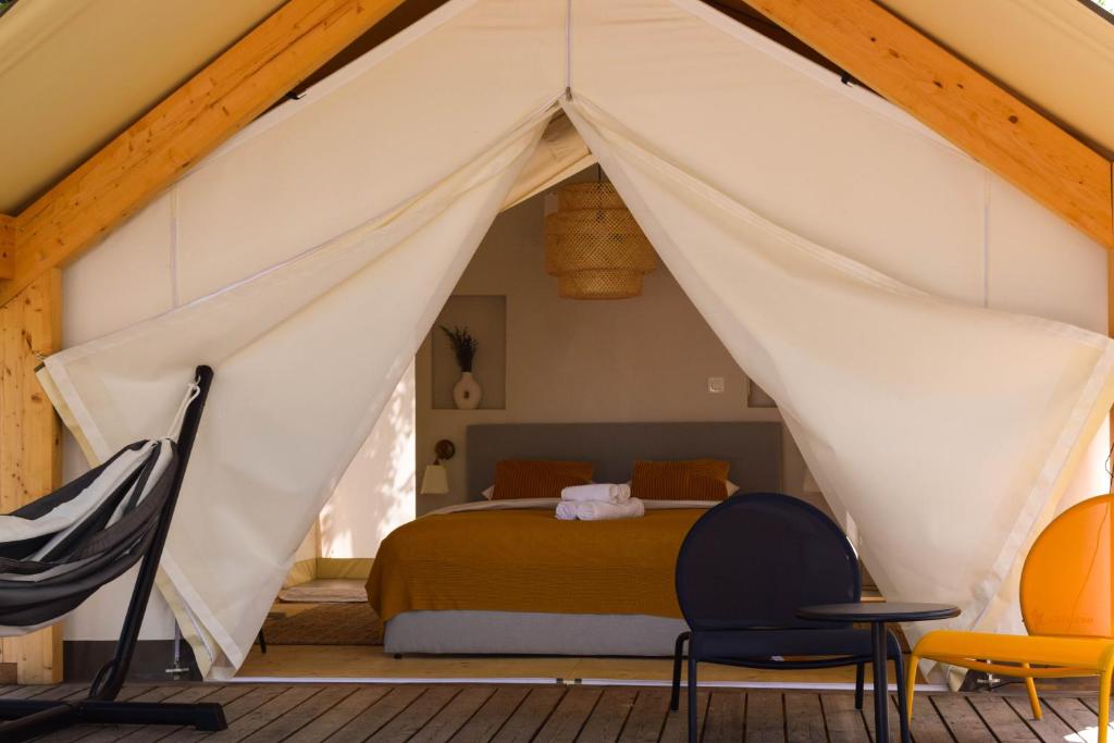 Area soggiorno di Oblun Eco Resort - New Glamping Tents near Lake Skadar