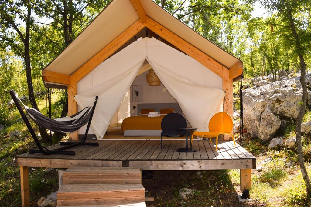 Foto dalla galleria di Oblun Eco Resort - New Glamping Tents near Lake Skadar a Podgorica