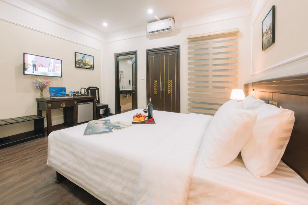 Postel nebo postele na pokoji v ubytování Ha Noi Lake View Hotel & Travel