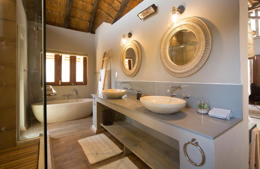 Koupelna v ubytování Ntamba Safari Lodge