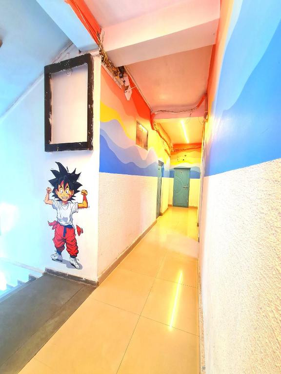 un corridoio con un dipinto sul muro di Madsquad Hostel Dorms & Rooms a Varanasi