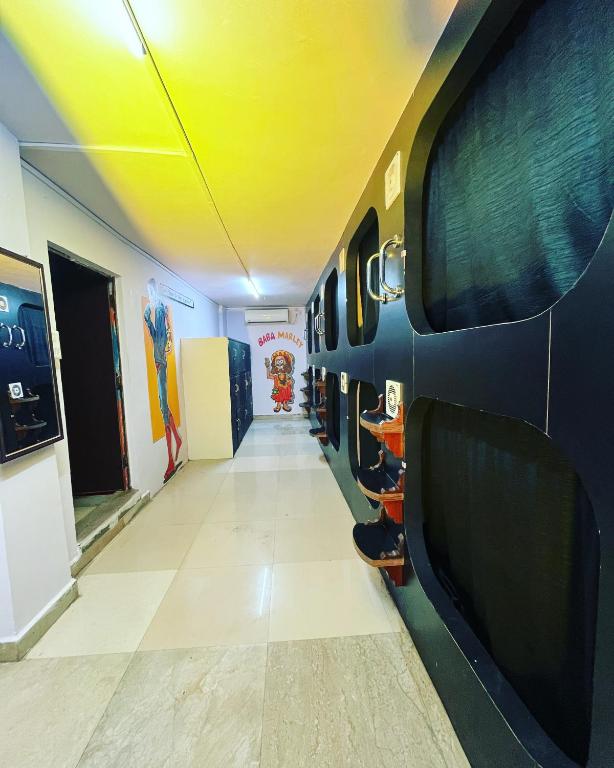 corridoio di un treno con soffitto giallo di Madsquad Hostel Dorms & Rooms a Varanasi