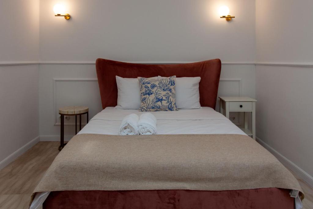 een bed in een kamer met 2 kussens bij Via Polonia - Boutique Studios Corfu in Agios Georgios
