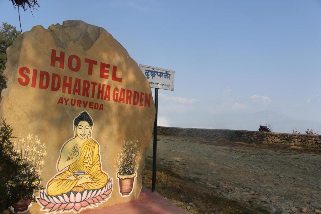 un panneau indiquant un hôtel subichtarathalam garden istg istg istg istg istg istg dans l'établissement Siddhartha Garden Ayurveda, à Pokhara