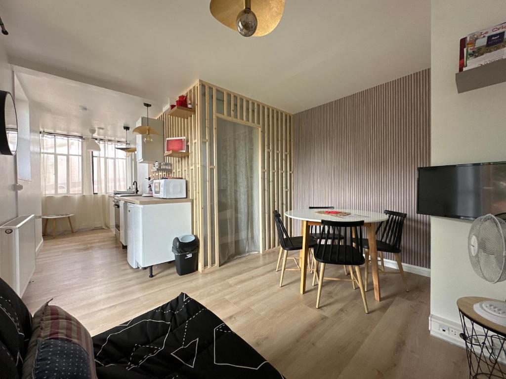 Kuchyň nebo kuchyňský kout v ubytování Gîte du Silo Epi de Maïs Piscine et SPA