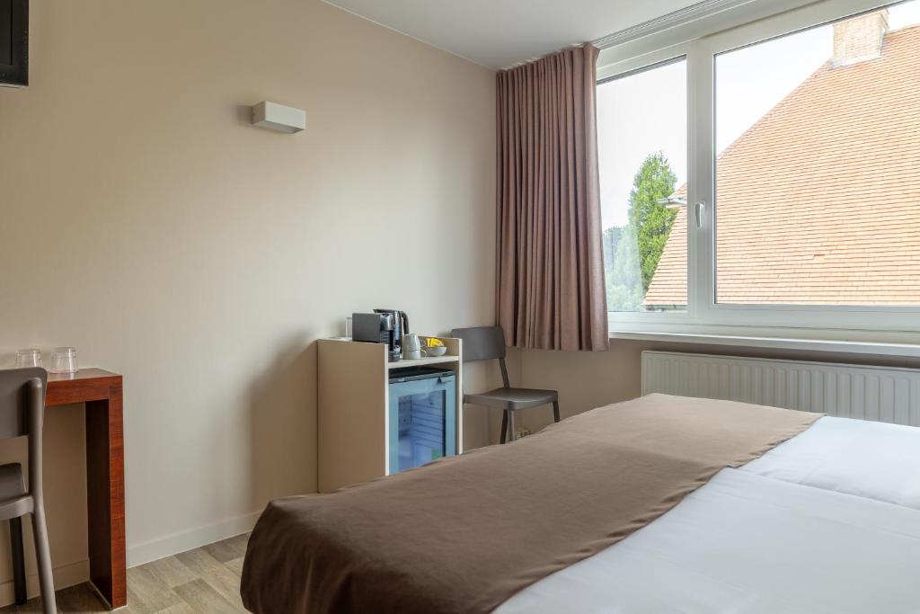 Postel nebo postele na pokoji v ubytování Hotel Olympia in Bruges