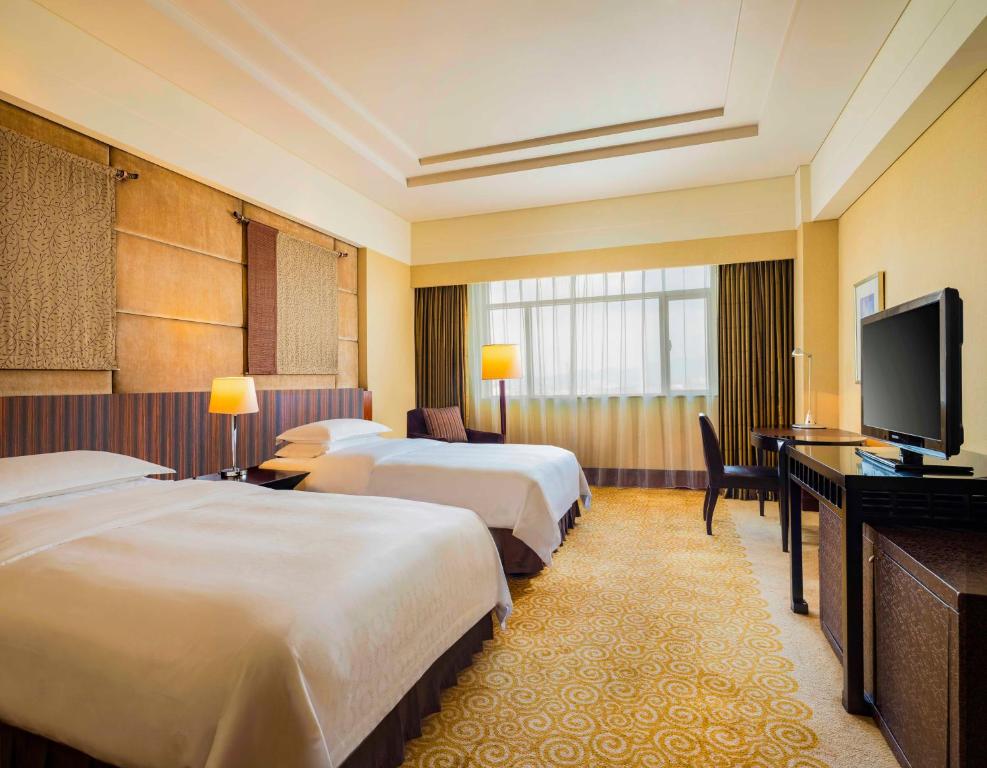 Postel nebo postele na pokoji v ubytování Sheraton Dongguan Hotel
