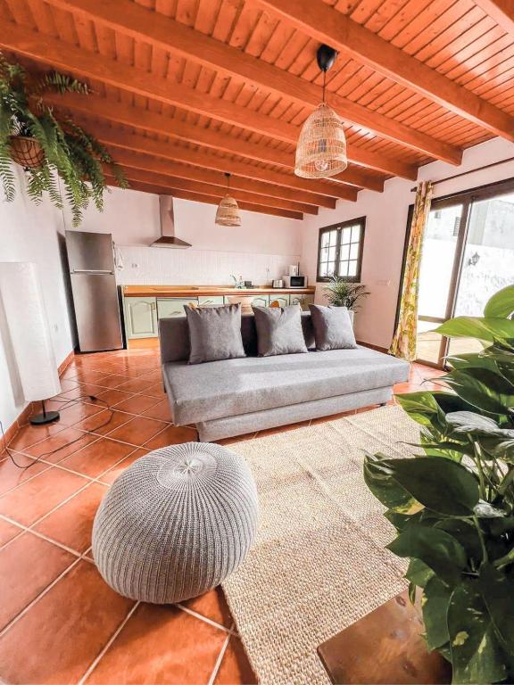 una sala de estar con un sofá y una mesa en Casa Volcán, en La Costa