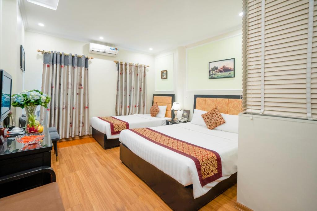 Postel nebo postele na pokoji v ubytování Ha Noi Lake View Hotel & Travel