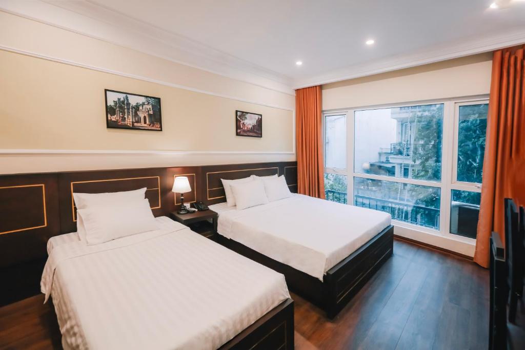 Postel nebo postele na pokoji v ubytování Ha Noi Lake View Hotel & Travel