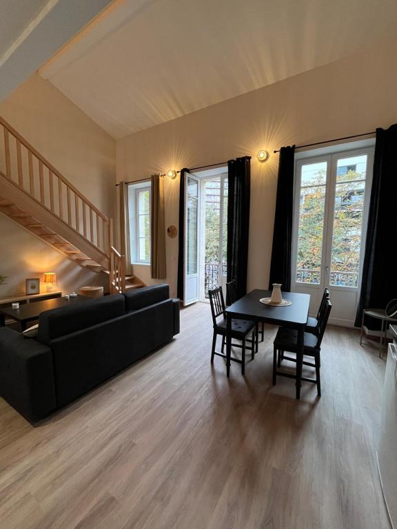 un salon avec un canapé et une table dans l'établissement Résidence Les 4 Quais, à Bordeaux