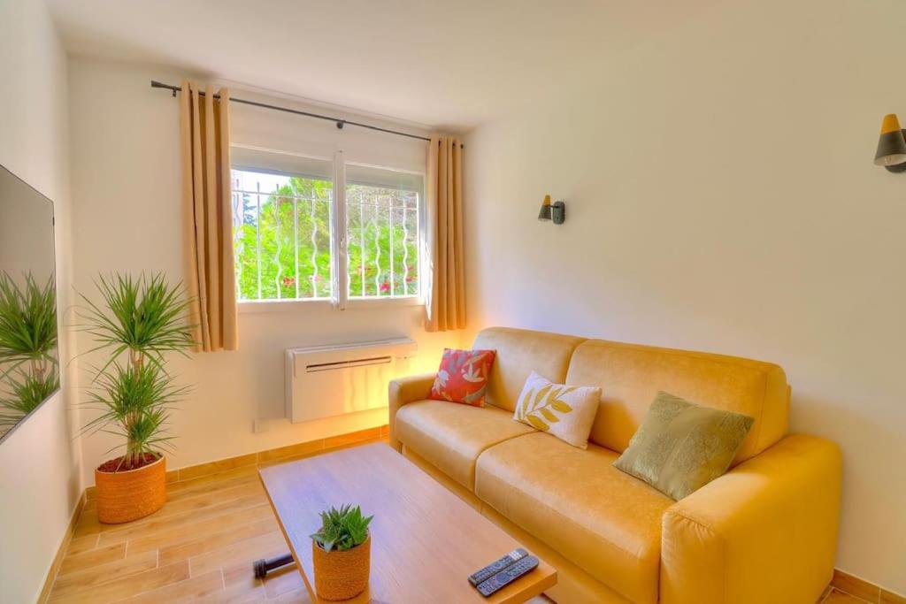a living room with a couch and a window at Charmant Studio rénové à Antibes, plage à 10 min à pied in Antibes