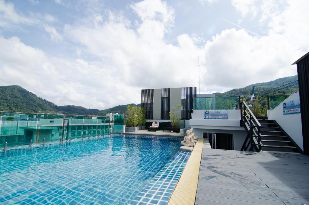 Bazén v ubytování Mirage Express Patong Phuket Hotel nebo v jeho okolí