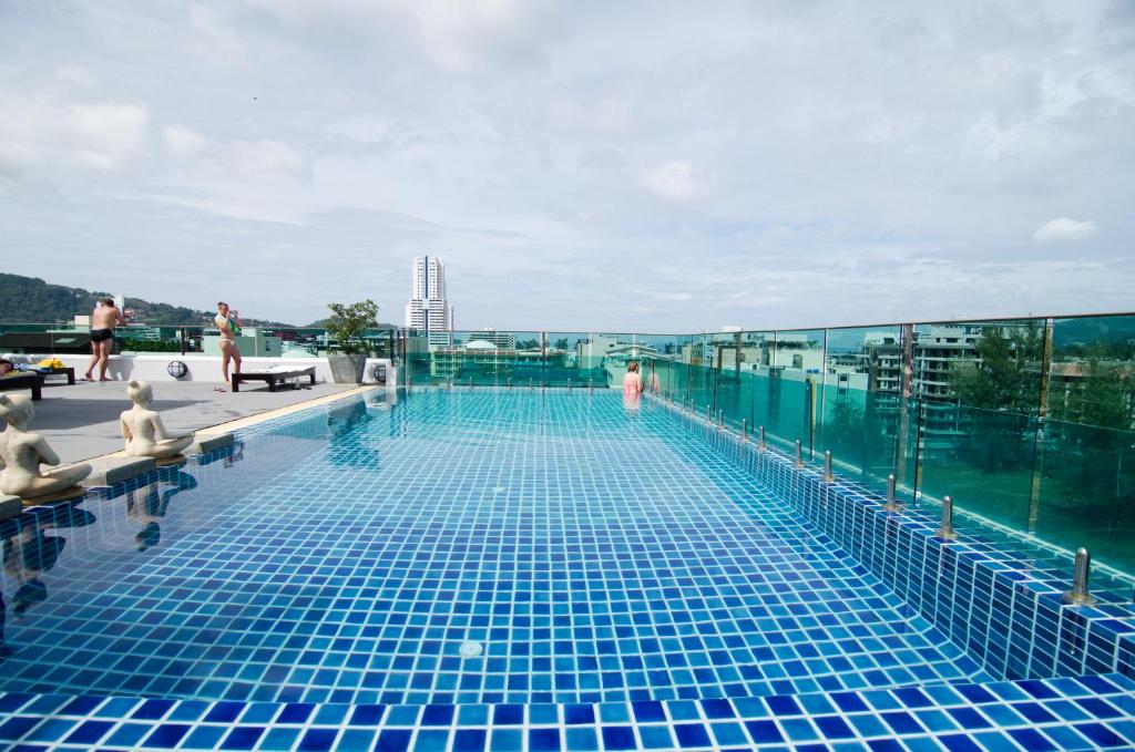 Bazén v ubytování Mirage Express Patong Phuket Hotel nebo v jeho okolí