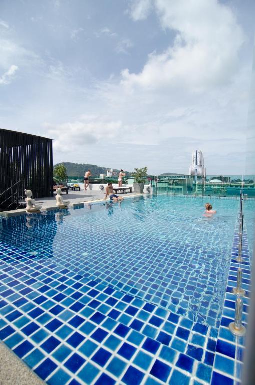 Bazén v ubytování Mirage Express Patong Phuket Hotel nebo v jeho okolí