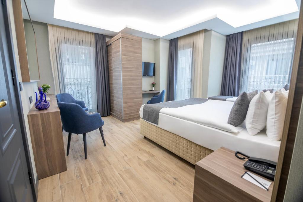 TV a/nebo společenská místnost v ubytování The Omiya Hotel