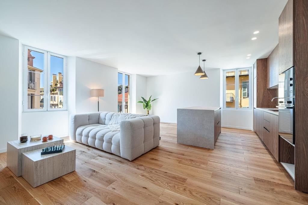 un salon avec un canapé et une table dans l'établissement Appartement d'architecte Port de Nice, à Nice